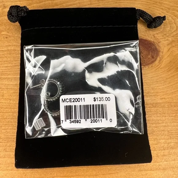 NWT Macy’s Half Hoop Earrings Emerald Green with Black Dust Cover - Picture 6 of 8